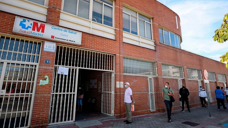 Residentes hacen cola ante un centro de salud en Fuenlabrada, Madrid. OSCAR DEL POZO / AFP