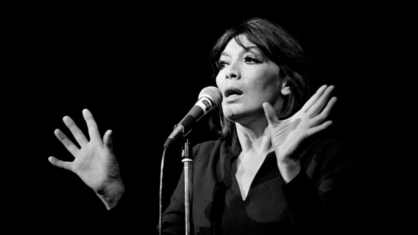 Juliette Gréco, en una actuación en París en 1979