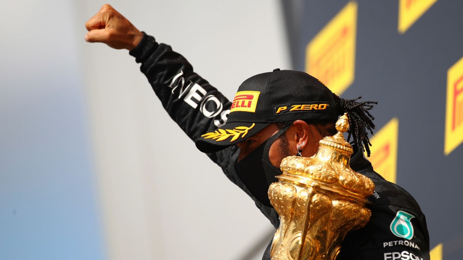 Imagen del piloto de Mercedes, Lewis Hamilton, tras ganar el GP de SIlverstone