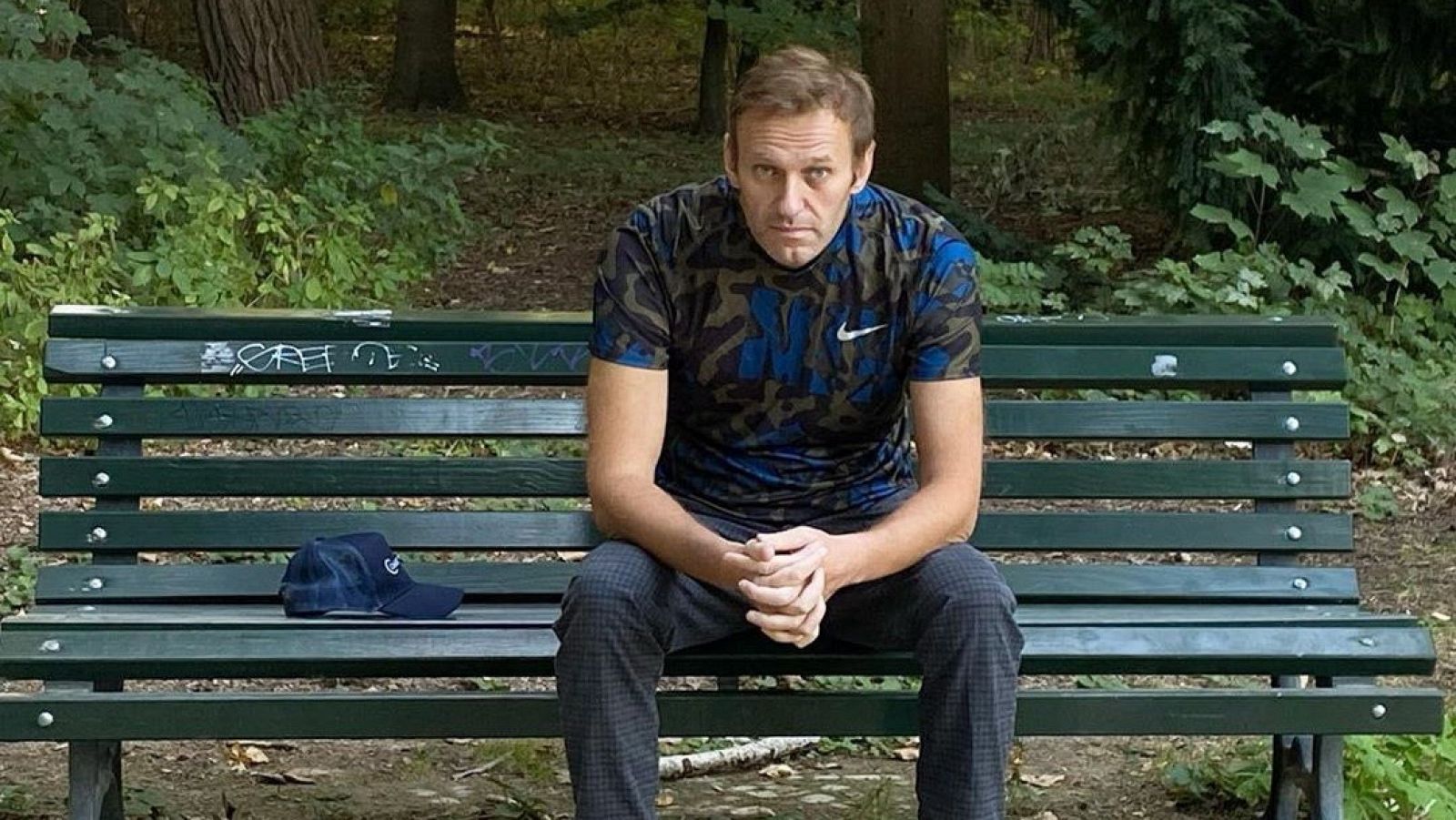 Una foto reciente, sin fecha, facilitada por el líder de la oposición rusa Alexei Navalny a través de su sitio de Instagram, muestra a Navalny sentado en un banco en un lugar no revelado.