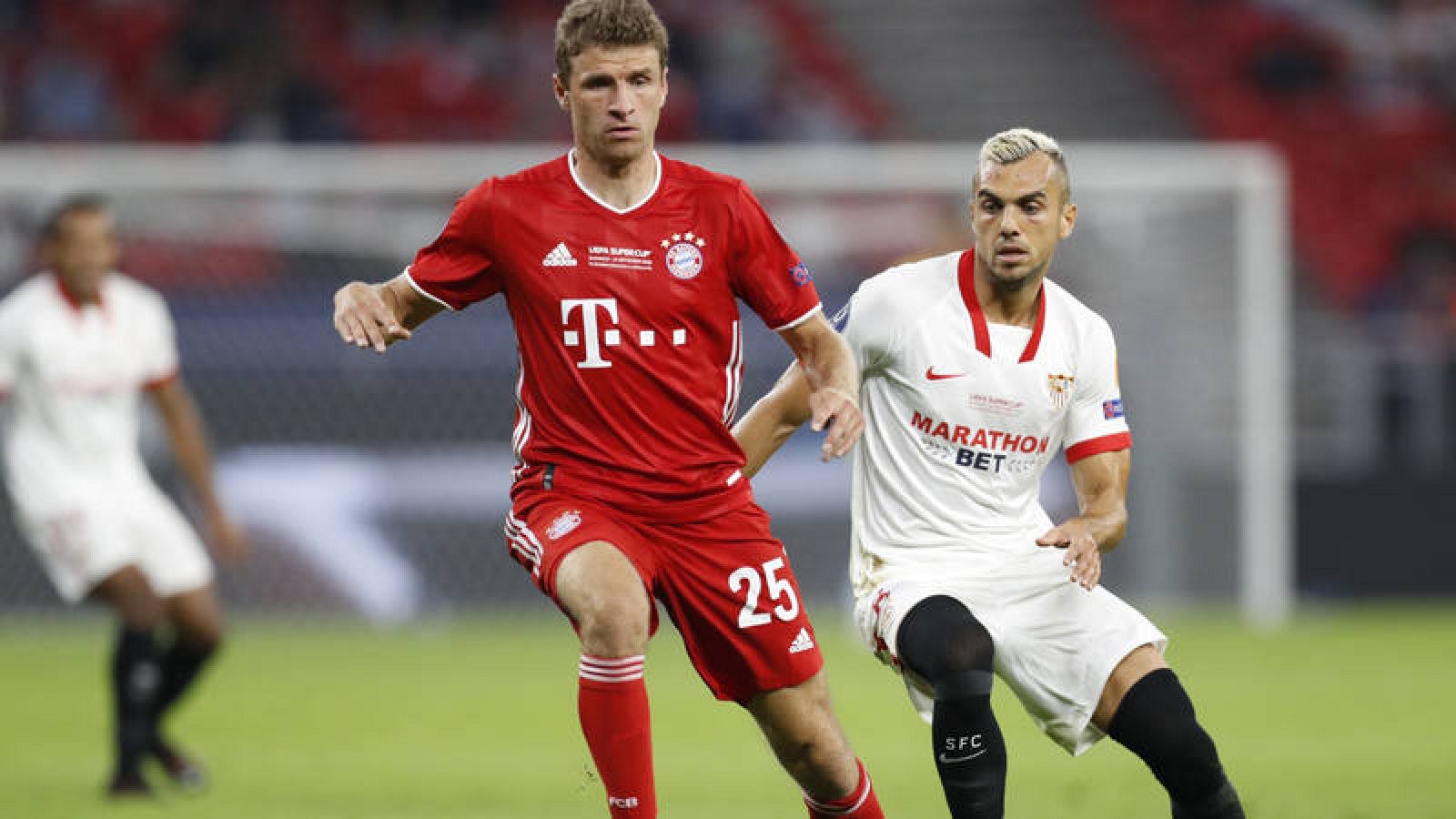 Mueller y Jordan, en la final de la Supercopa de Europa.