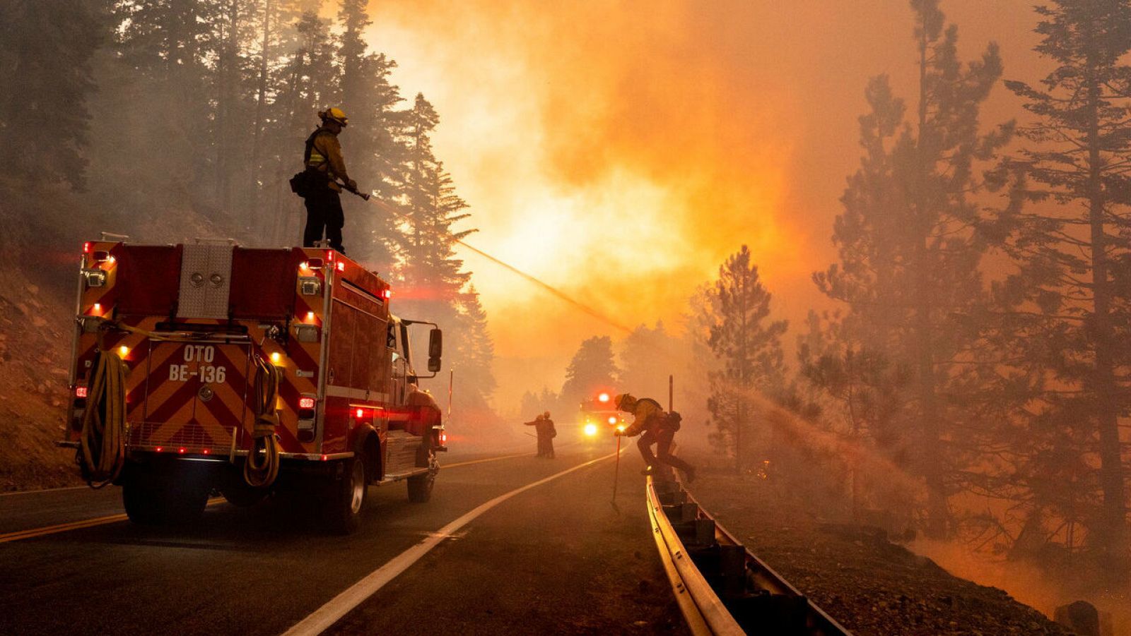 Los bomberos trabajan para evitar que se extiendan las llamas en el Bosque Nacional Ángeles al norte de Azusa, California, Estados Unidos. 