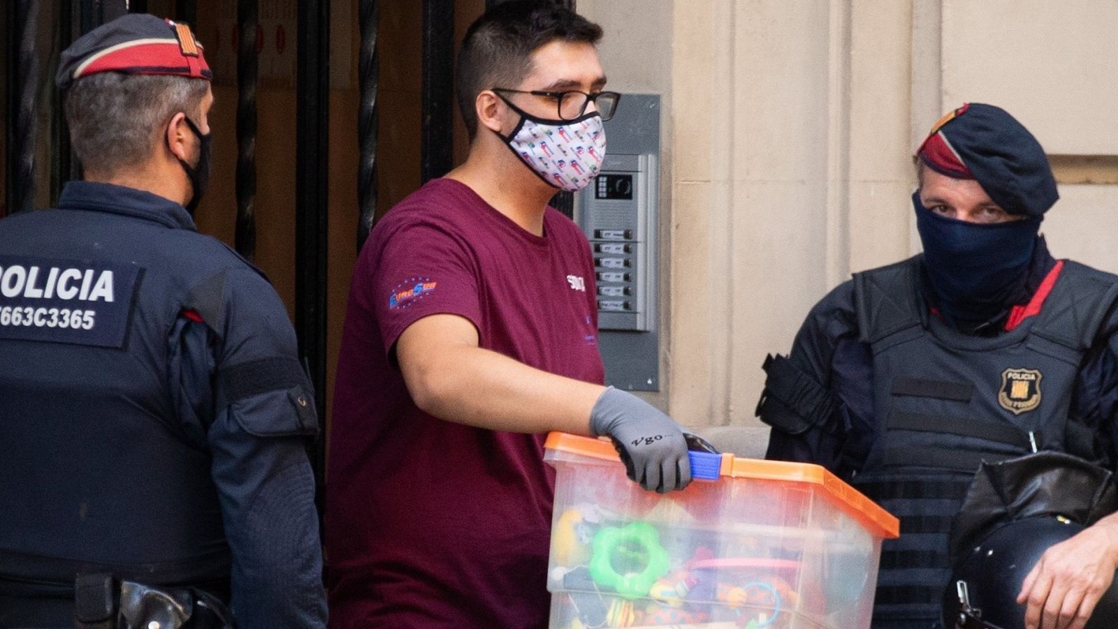 Un empleado de mudanzas saca enseres en un desahucio en Barcelona