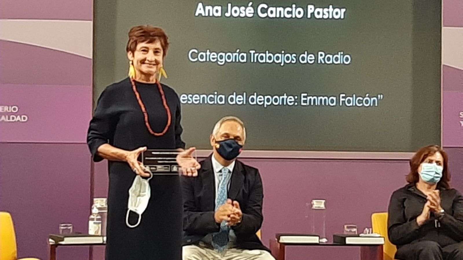 Ana José Cancio recogiendo el galardón en la tercera edición de los Premios Lilí Álvarez