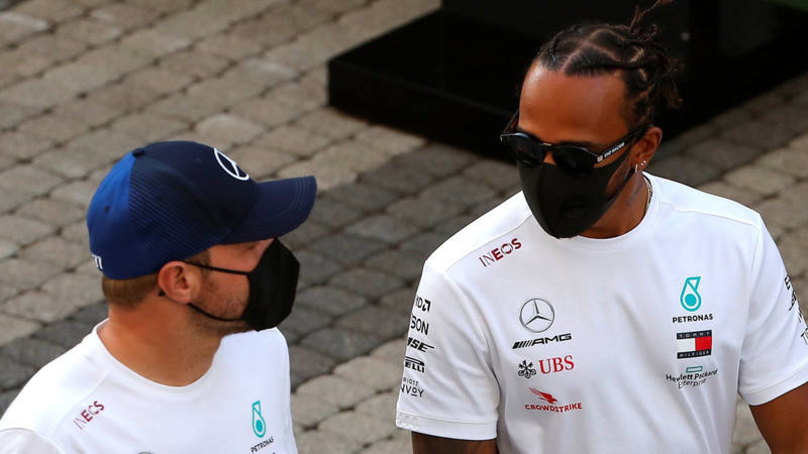 Bottas (i) conversa con Hamilton en Sochi