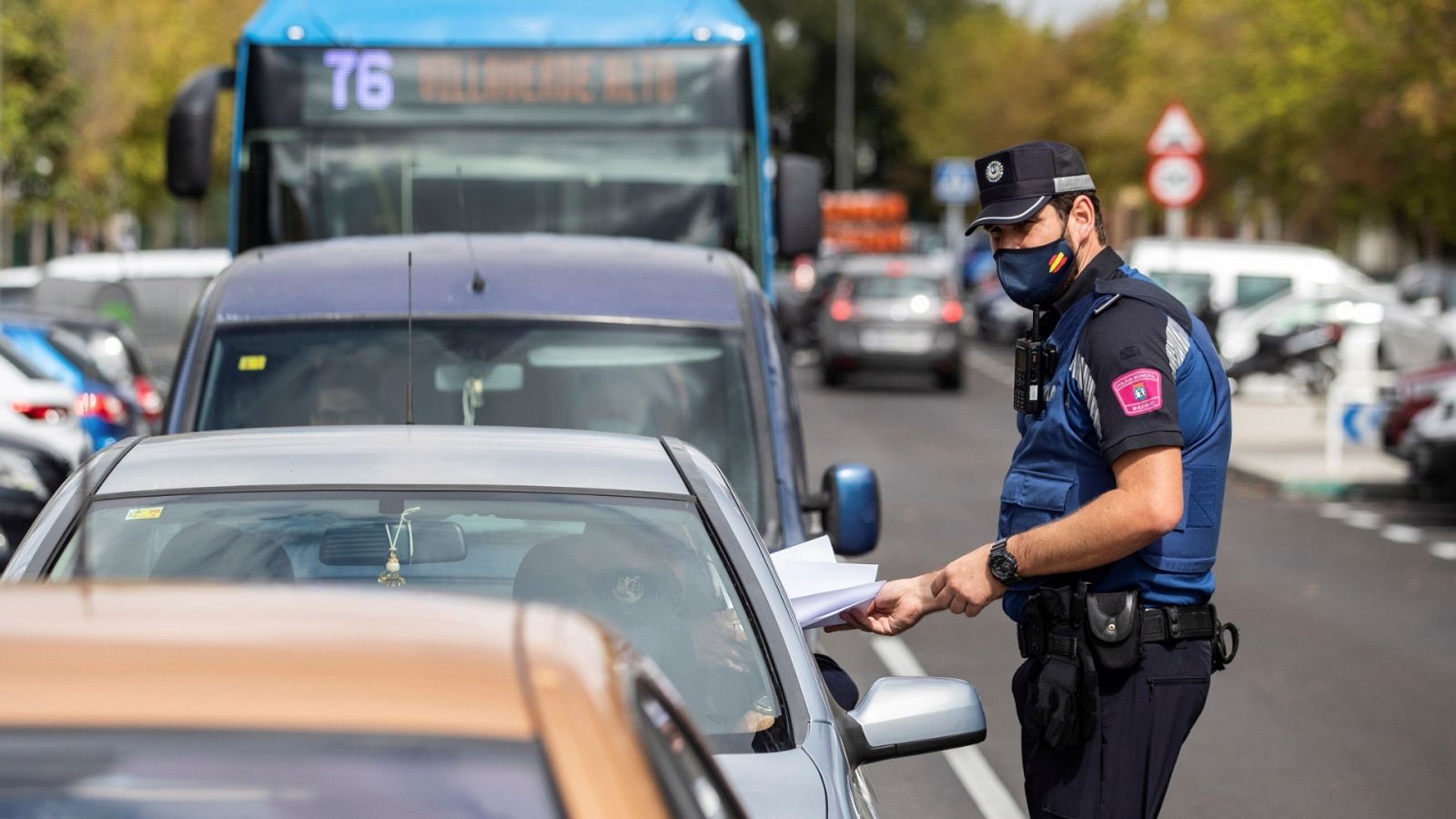 Agentes de la Policía municipal, en tareas de control en el Barrio de Orcasur, en Madrid. 