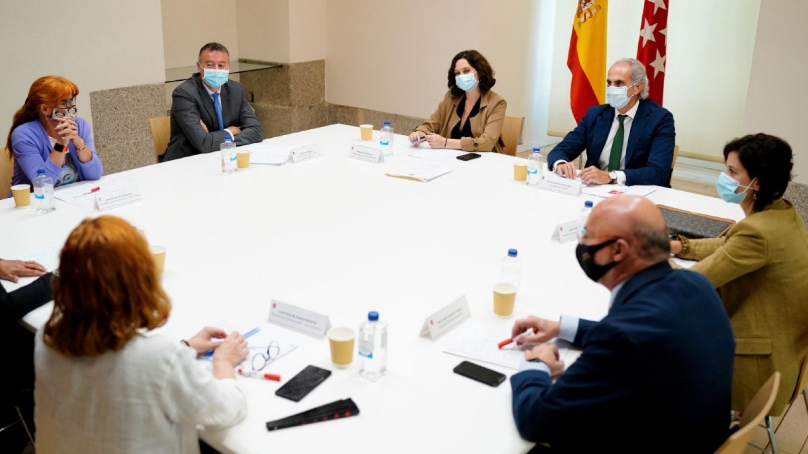 La presidenta de la Comunidad de Madrid, Isabel Díaz Ayuso, en una reunión el 22 de septiembre con representantes de Amyts, UGT, CC.OO, SATSE y CSIT. 