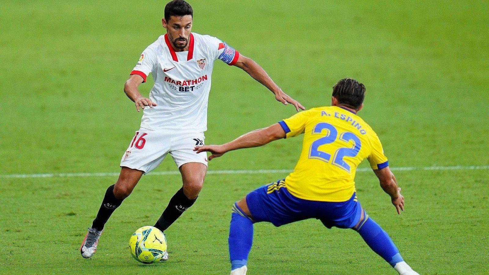 Jesús Navas, jugador del Sevilla FC, encara a Pacha Espino, del Cádiz