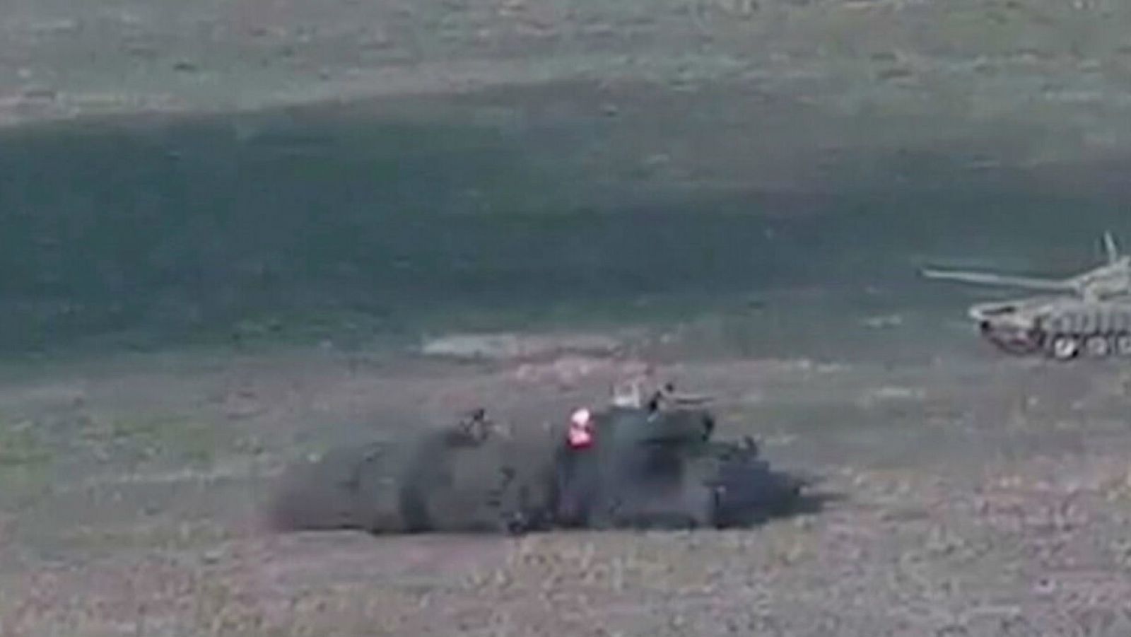 Una imagen fija de un video publicado por el Ministerio de Defensa armenio muestra lo que se dice que son vehículos blindados azerbaiyanos. 
