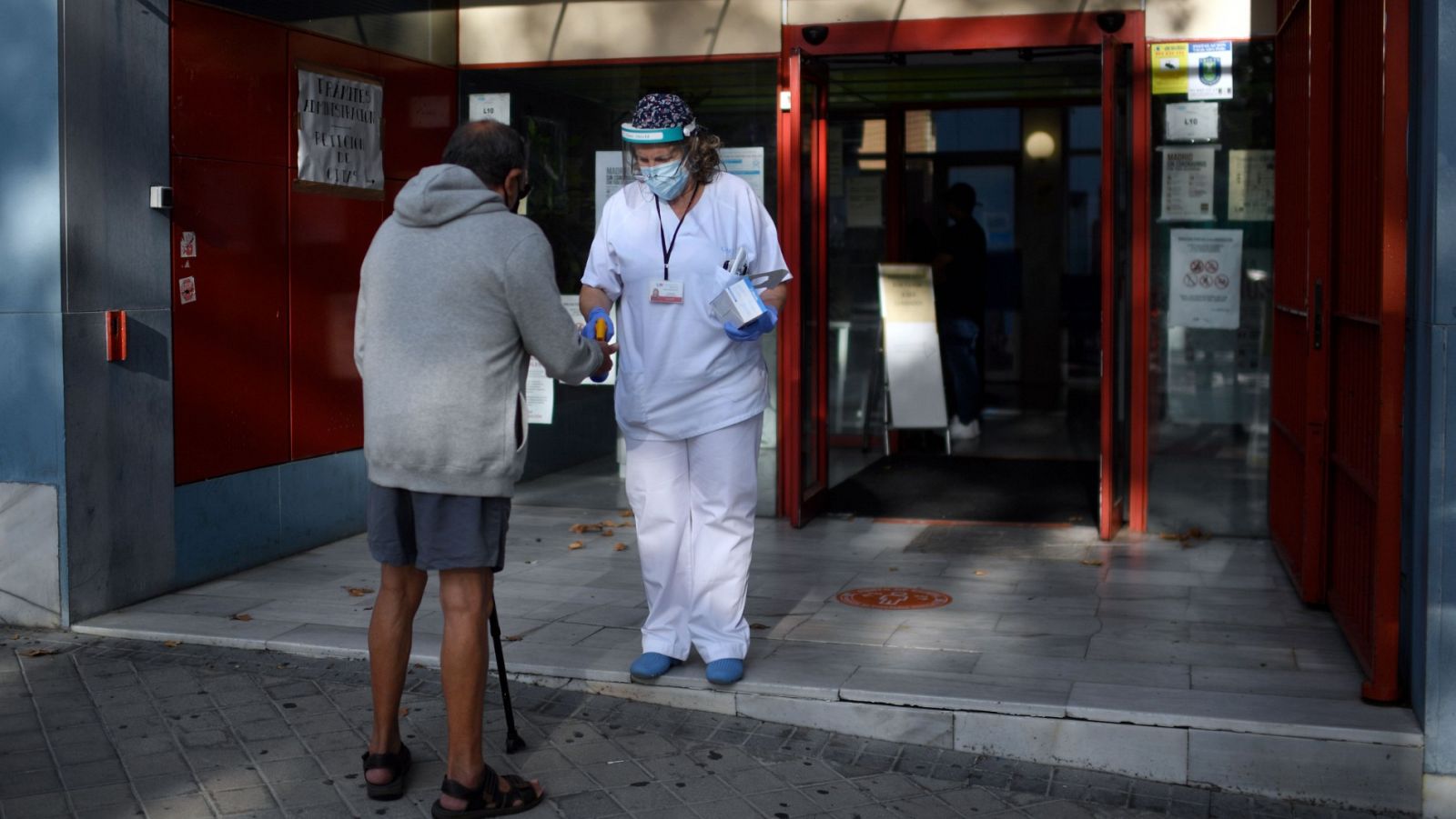 Un paciente es atendido a su llegada al centro de salud de Las Calesas, en el distrito de Usera