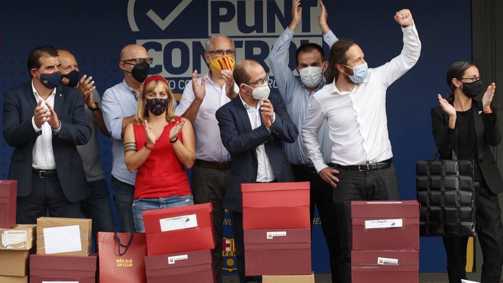 Miembros de la plataforma contra Bartomeu, el día de la presentación de firmas.