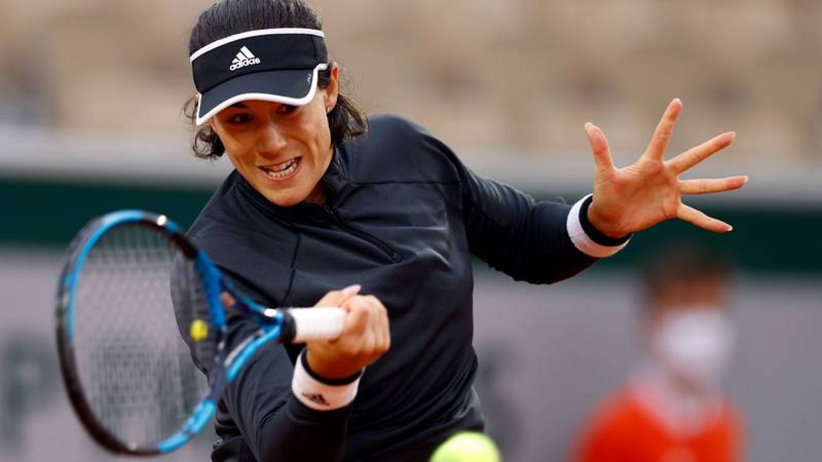 La tenista Garbiñe Muguruza durante su partido ante Tamara Zidanek en Roland Garros.