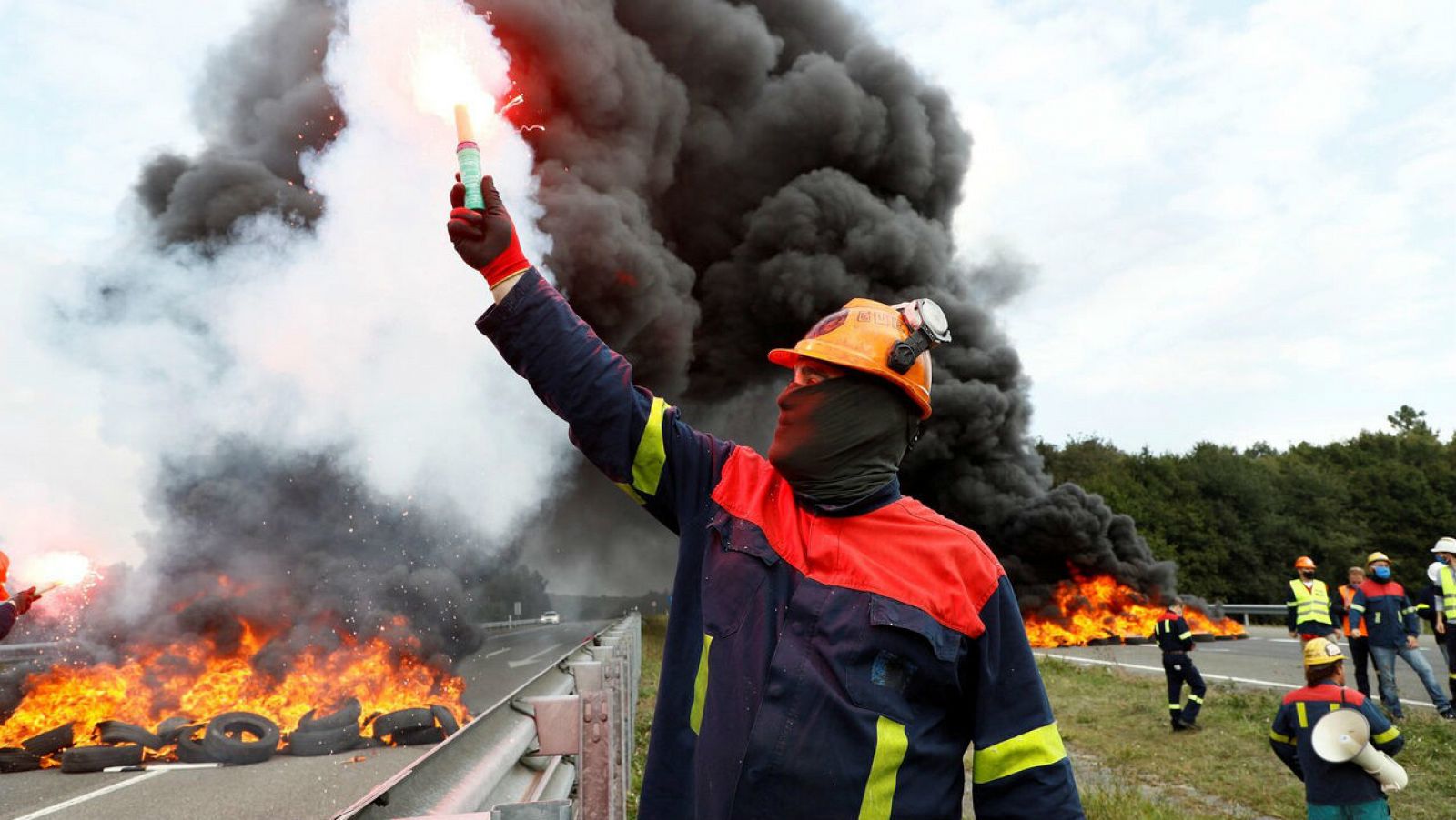 Trabajadores de Alcoa cortan el tráfico en la Autovía del Noroeste (A-6), a la altura del municipio lucense de Outeiro de Rei. 
