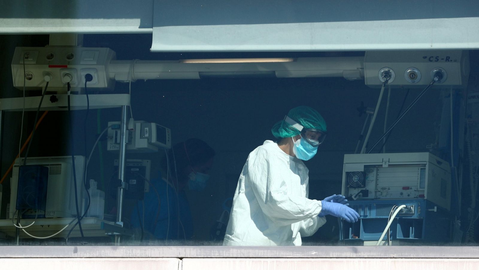 Un profesional sanitario en el interior del Hospital de La Paz de Madrid