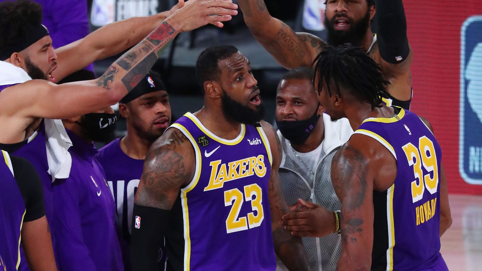 LeBron James, en el centro, celebra la victoria frente a Denver en las finales del Oeste.