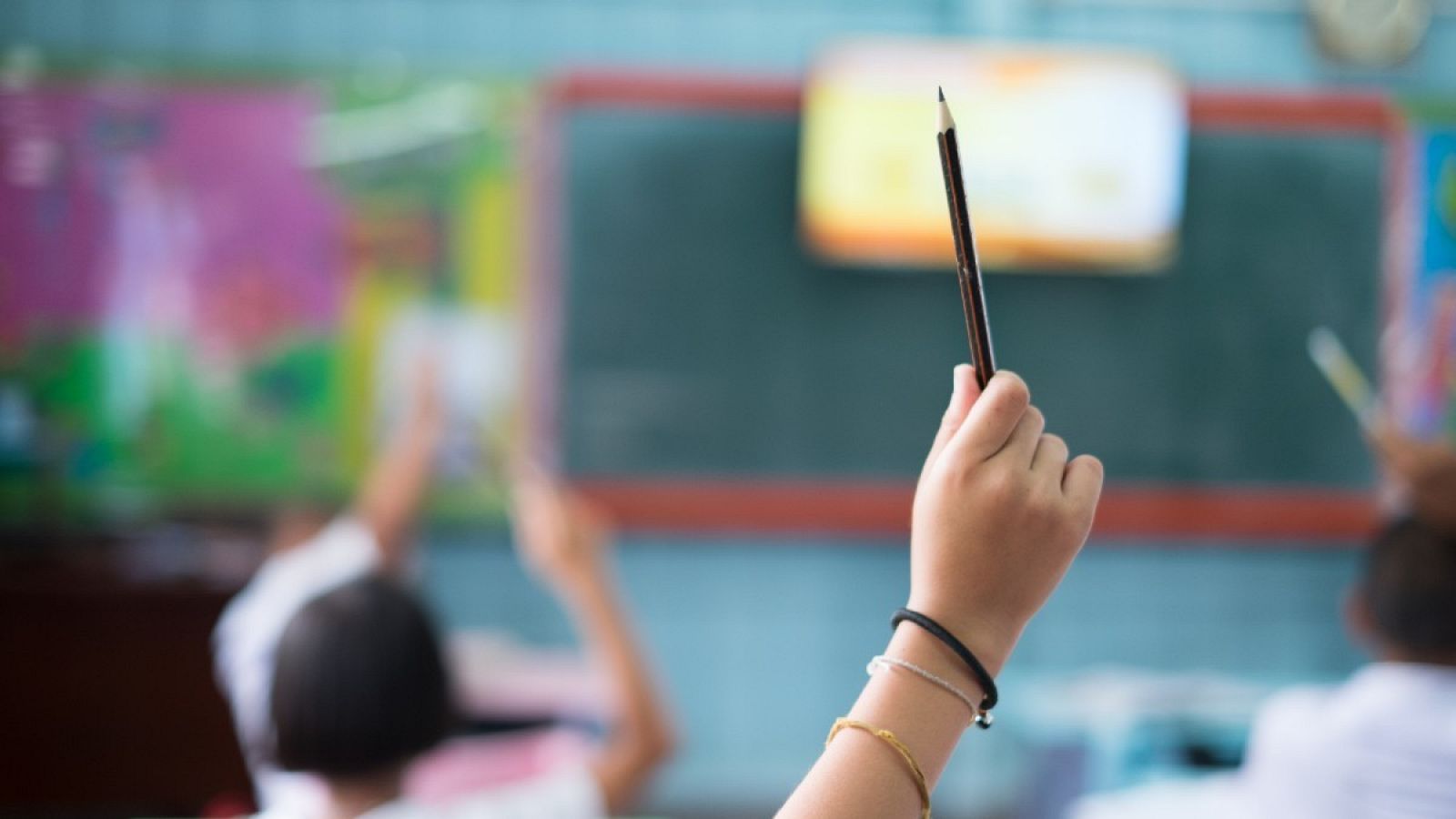 Un alumno de Primaria levanta la mano en clase, en una imagen de archivo