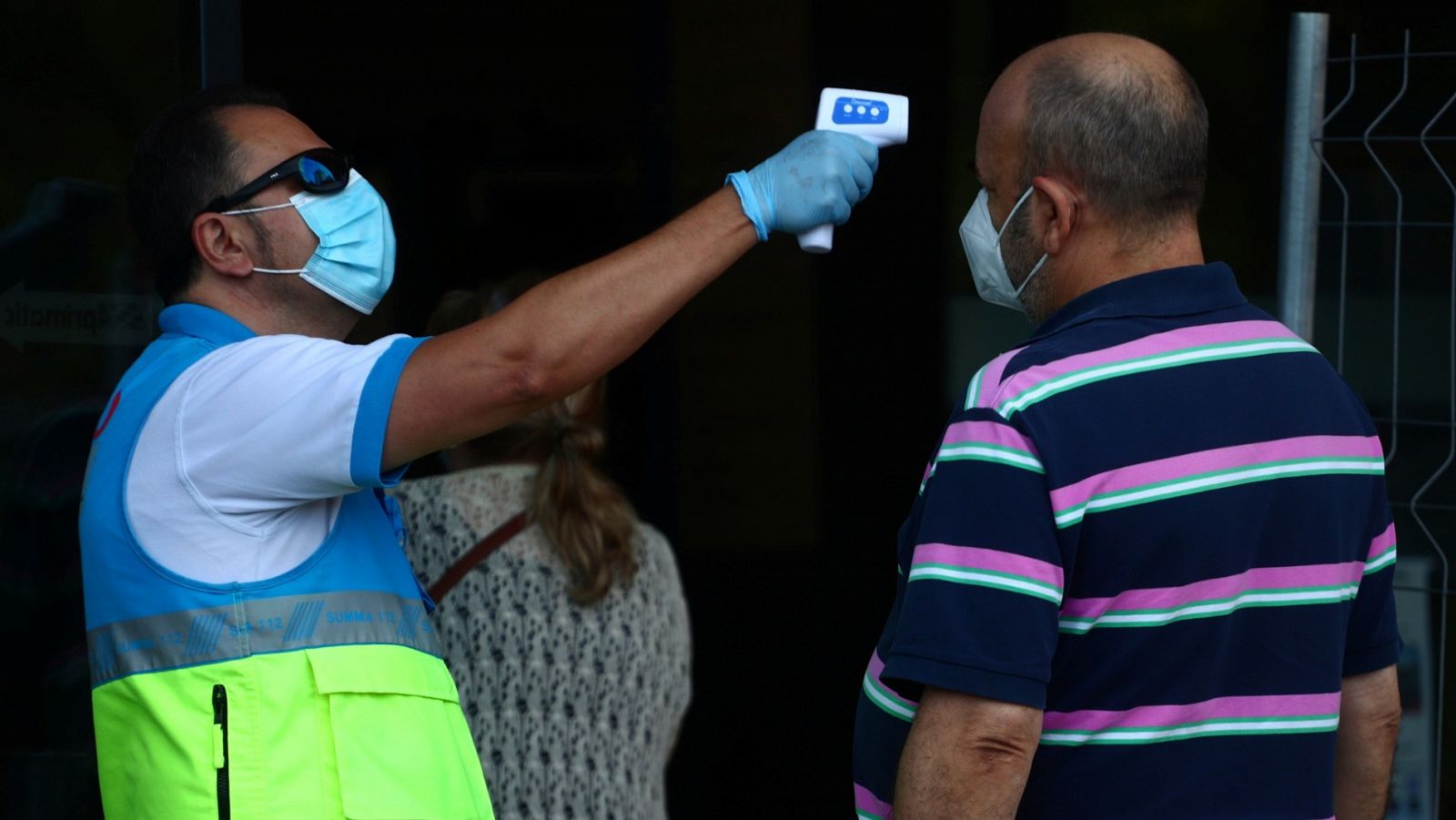 Toma de temperatura a la entrada de un centro cultural de Vallecas donde se realizan test de antígenos del coronavirus