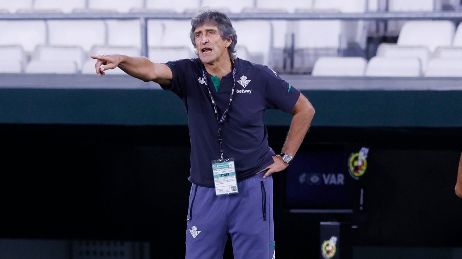 El técnico del Betis, Manuel Pellegrini da instrucciones durante el partido de Liga entre Betis y Real Madrid.
