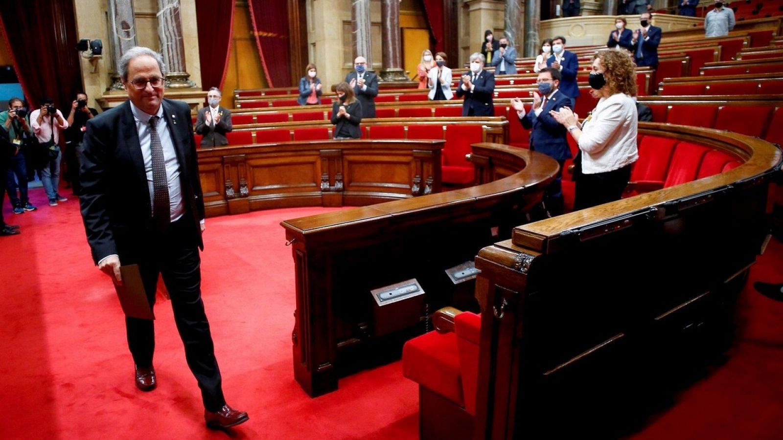  El expresidente de la Generalitat, Quim Torra, abandona el hemiciclo del Parlament tras su intevrención