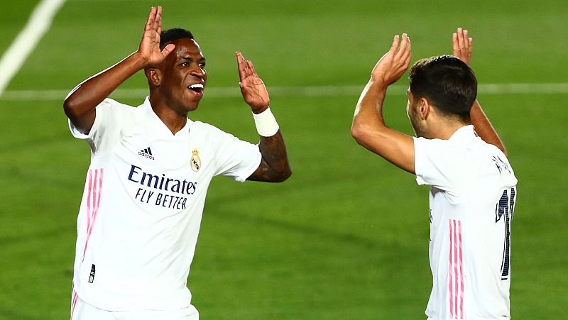 Vinicus y Asensio celebran el tanto del brasileño ante el Valladolid