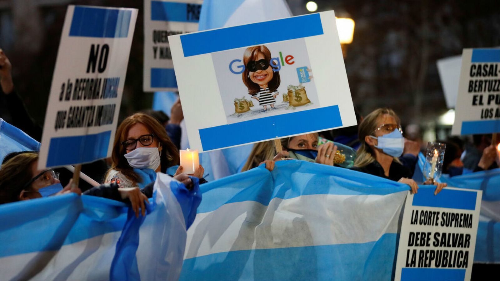 Manifestantes sostienen un cartel que representa a la vicepresidenta argentina Cristina Fernández de Kirchner como un ladrón durante una protesta contra un intento de reformar el poder judicial, en Buenos Aires, Argentina. 