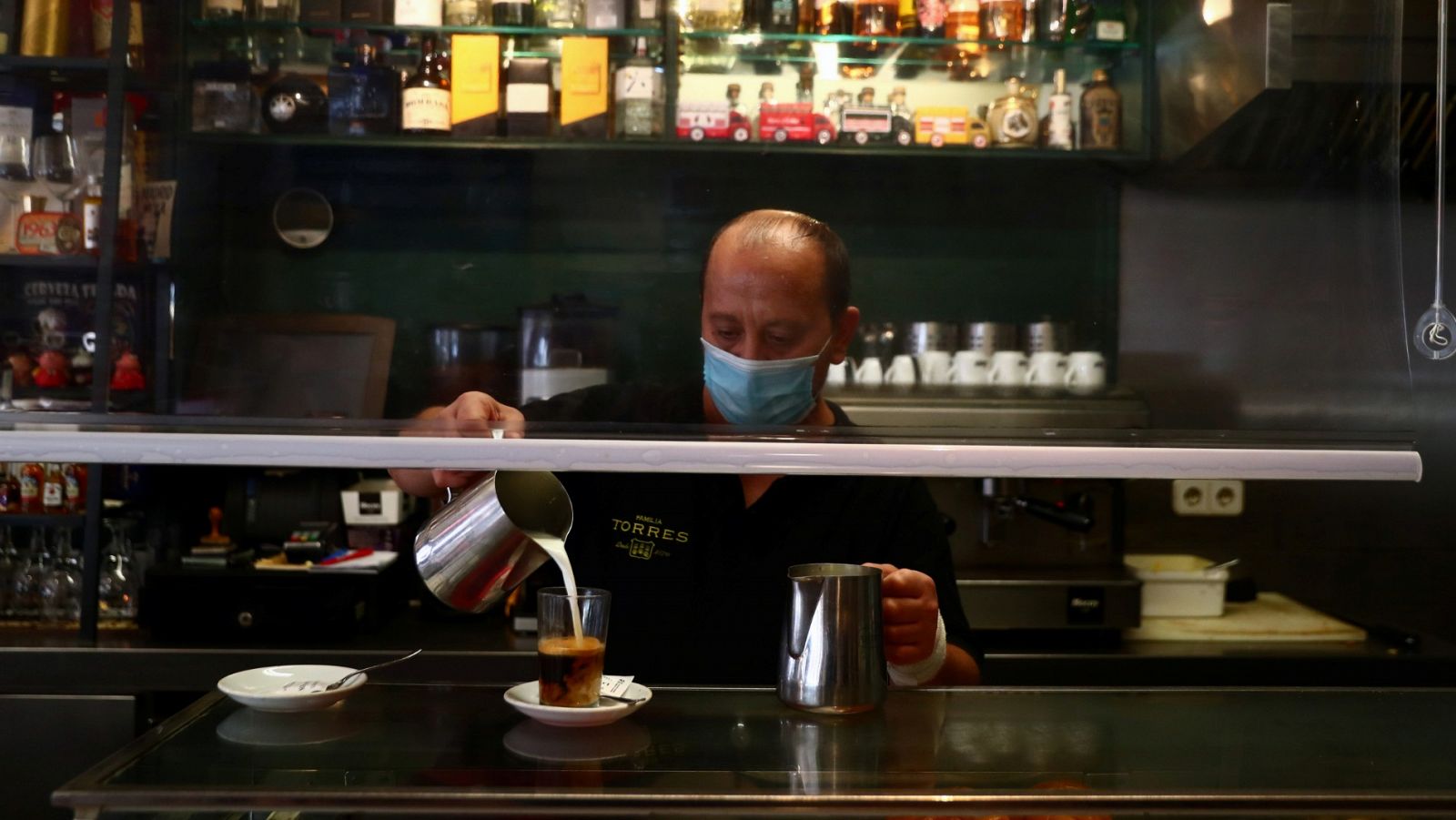 Un camarero sirve un café en el barrio madrileño de Vallecas