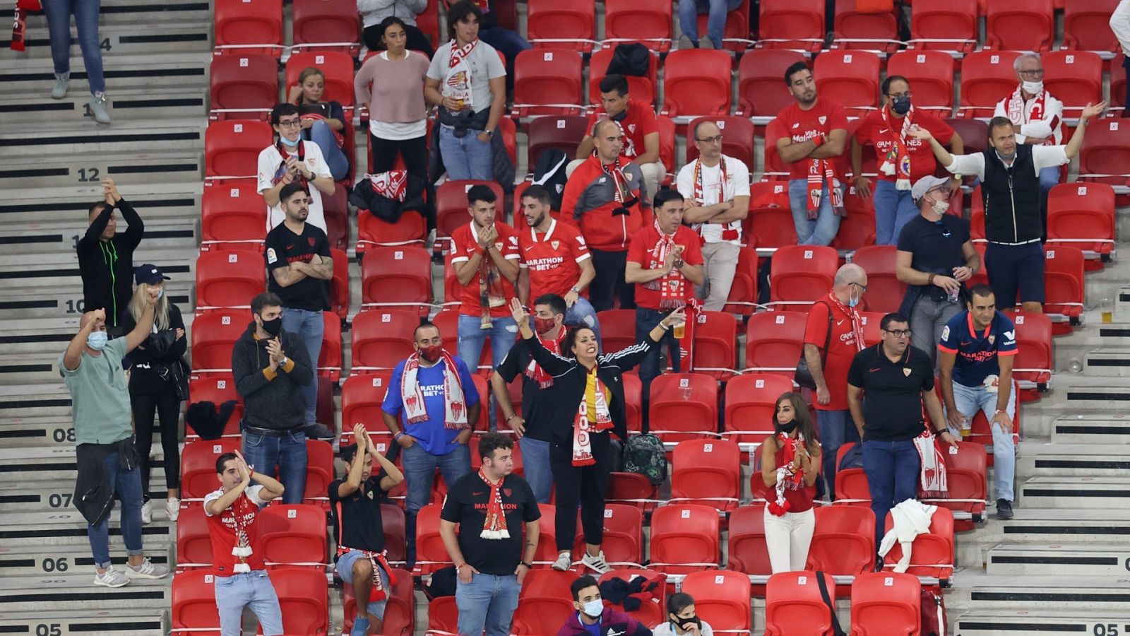  Varios aficionados sevillistas durante la finald e la Supercopa de Europa