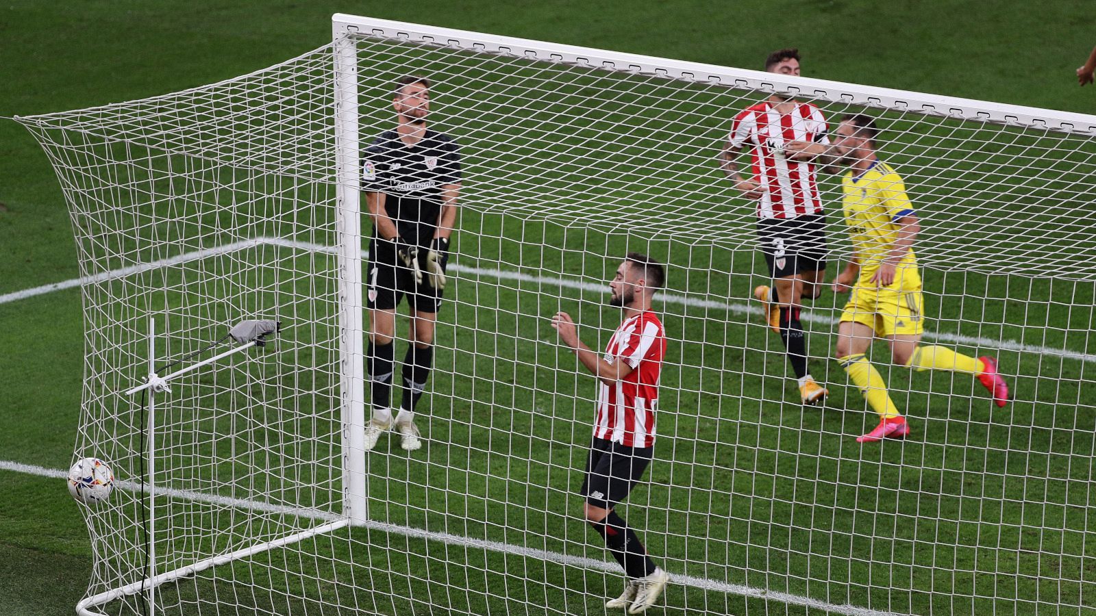 El jugador del Athletic de Bilbao Unai López (centro) se lamenta tras introducir el balón en su propia portería