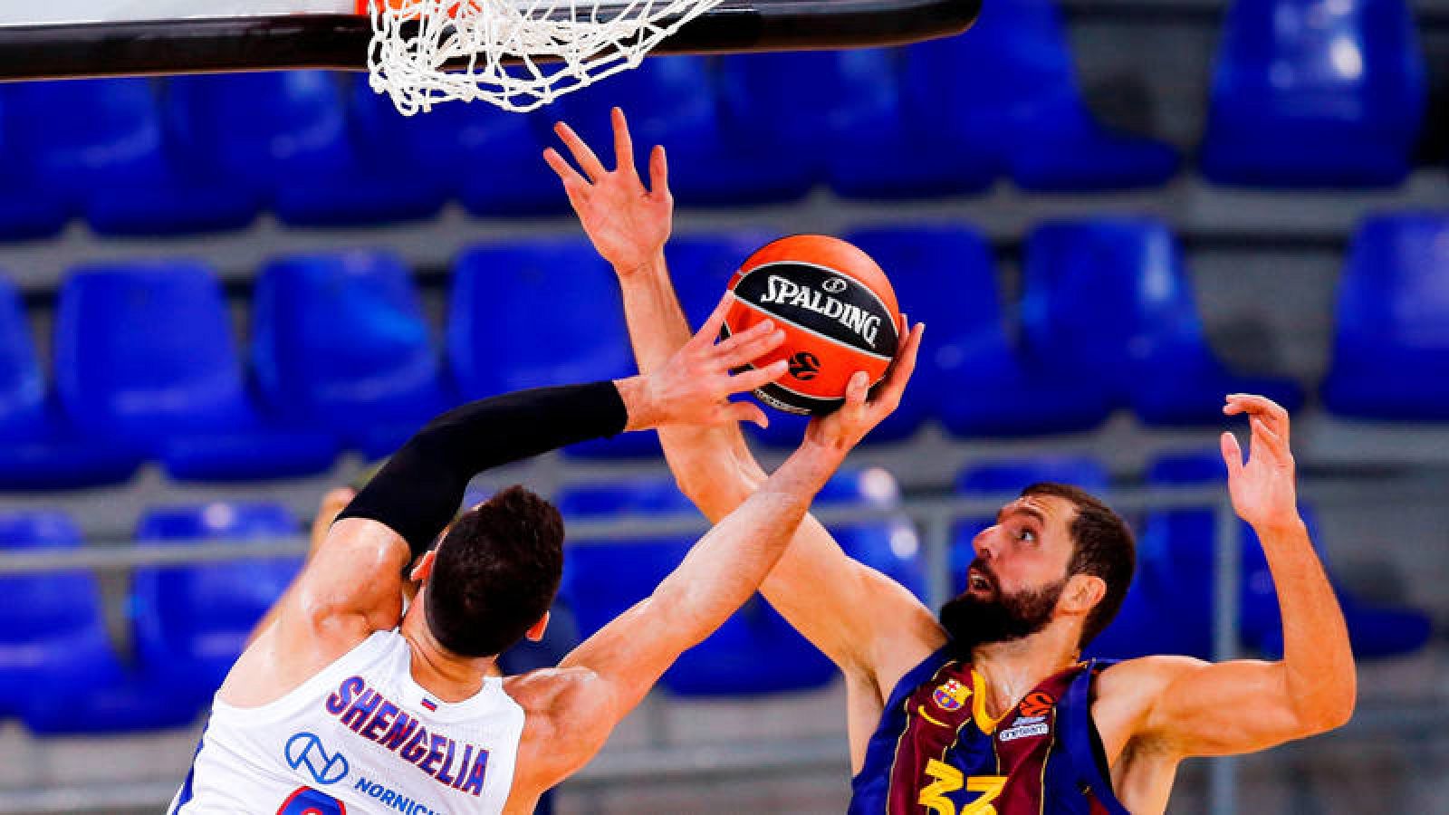 El ala-pívot del Barça Nikola Mirotic (d) lucha con el georgiano Tornike Shengelia, del CSKA de Moscú