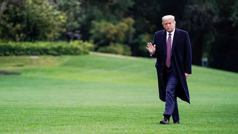 El presidente de EE. UU., Donald Trump, saluda a su regreso de Bedminster, Nueva Jersey, en el jardín sur de la Casa Blanca en Washington, EE. UU.