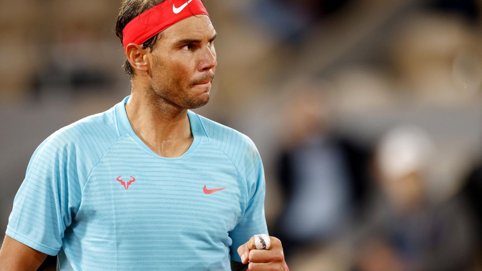 El tenista español Rafa Nadal celebra un punto ante el italiano Stefano Travaglia en Roland Garros 2020.