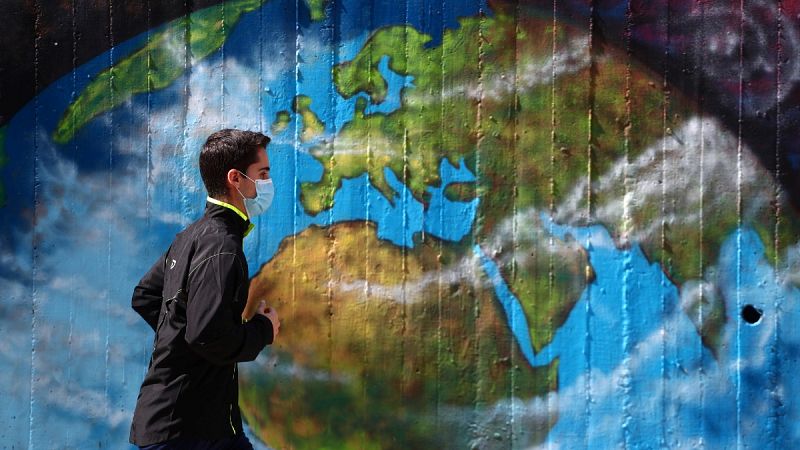 Un hombre con mascarilla corre en el barrio de Orcasitas en Madrid