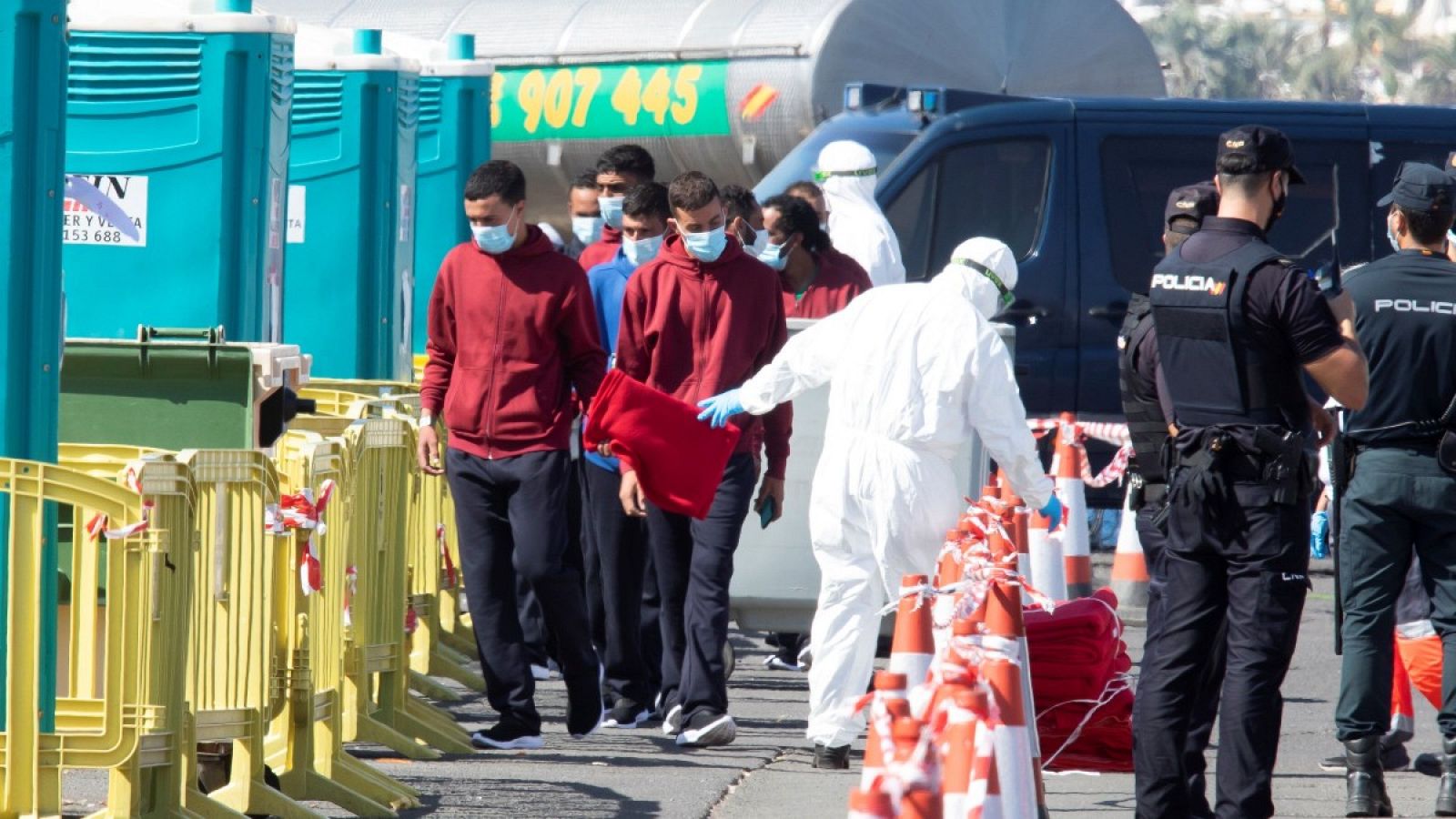 Un grupo de personas es atendido por Salvamento Marítimo