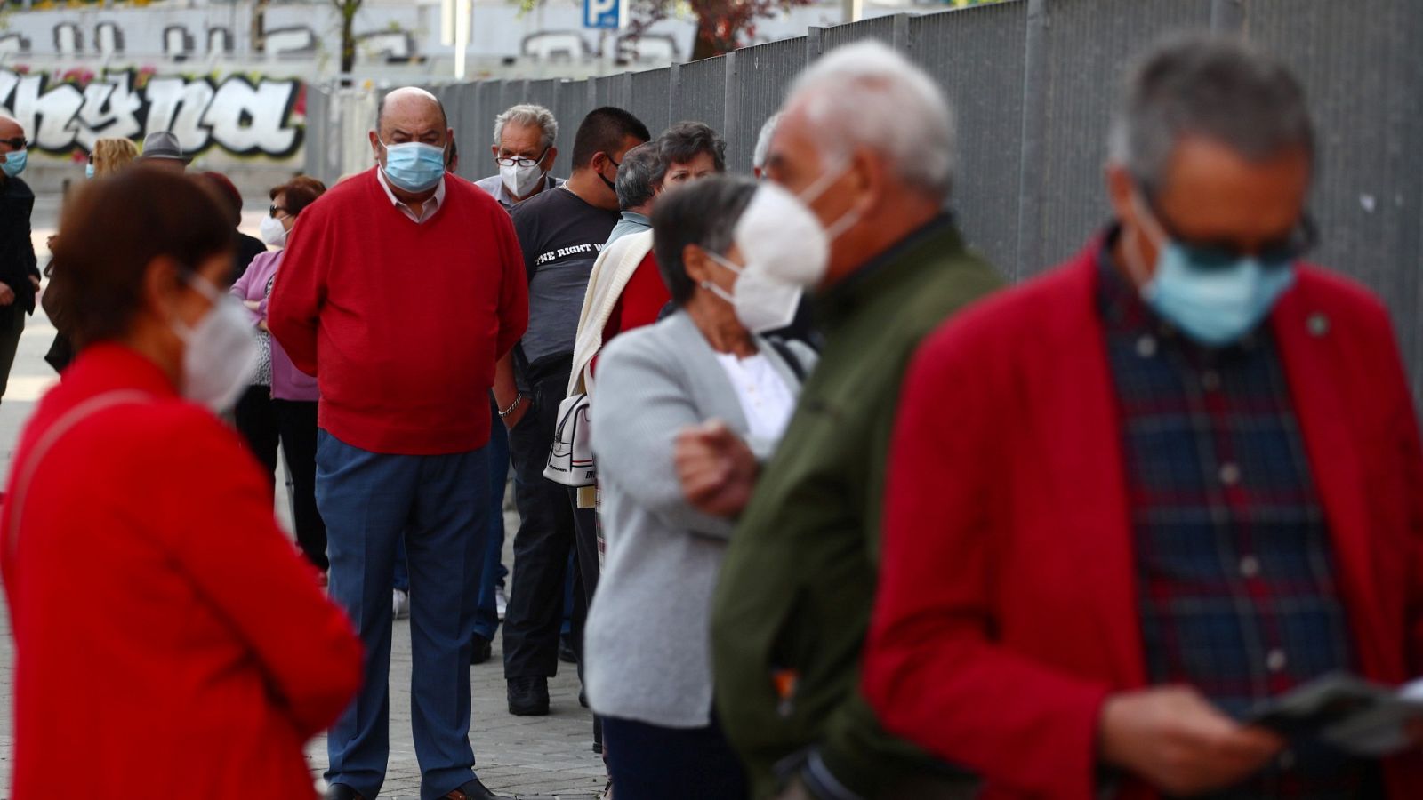 Varias personas hacen cola en Vallecas, Madrid, para hacerse el test de antígenos