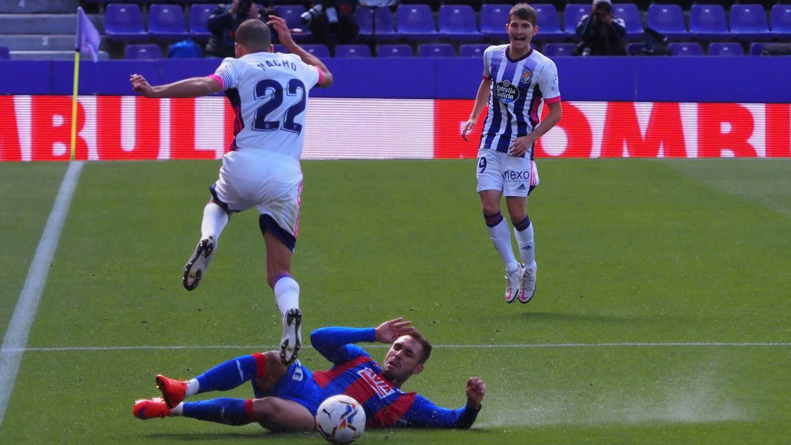 El defensa del Eibar Roberto Correa (abajo) corta una acción del jugador del Valladolid Nacho