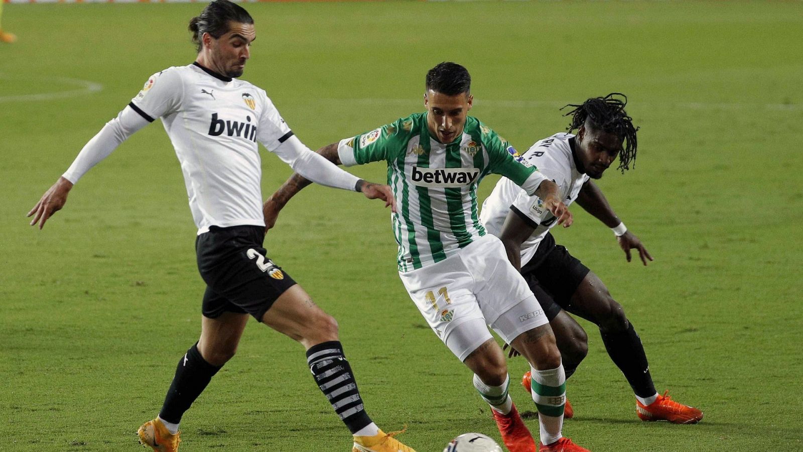  El centrocampista del Real Betis Cristian Tello (c) intenta escaparse del portugués Thierry Rendall Correia (i) y de Jason Salgueiro, 