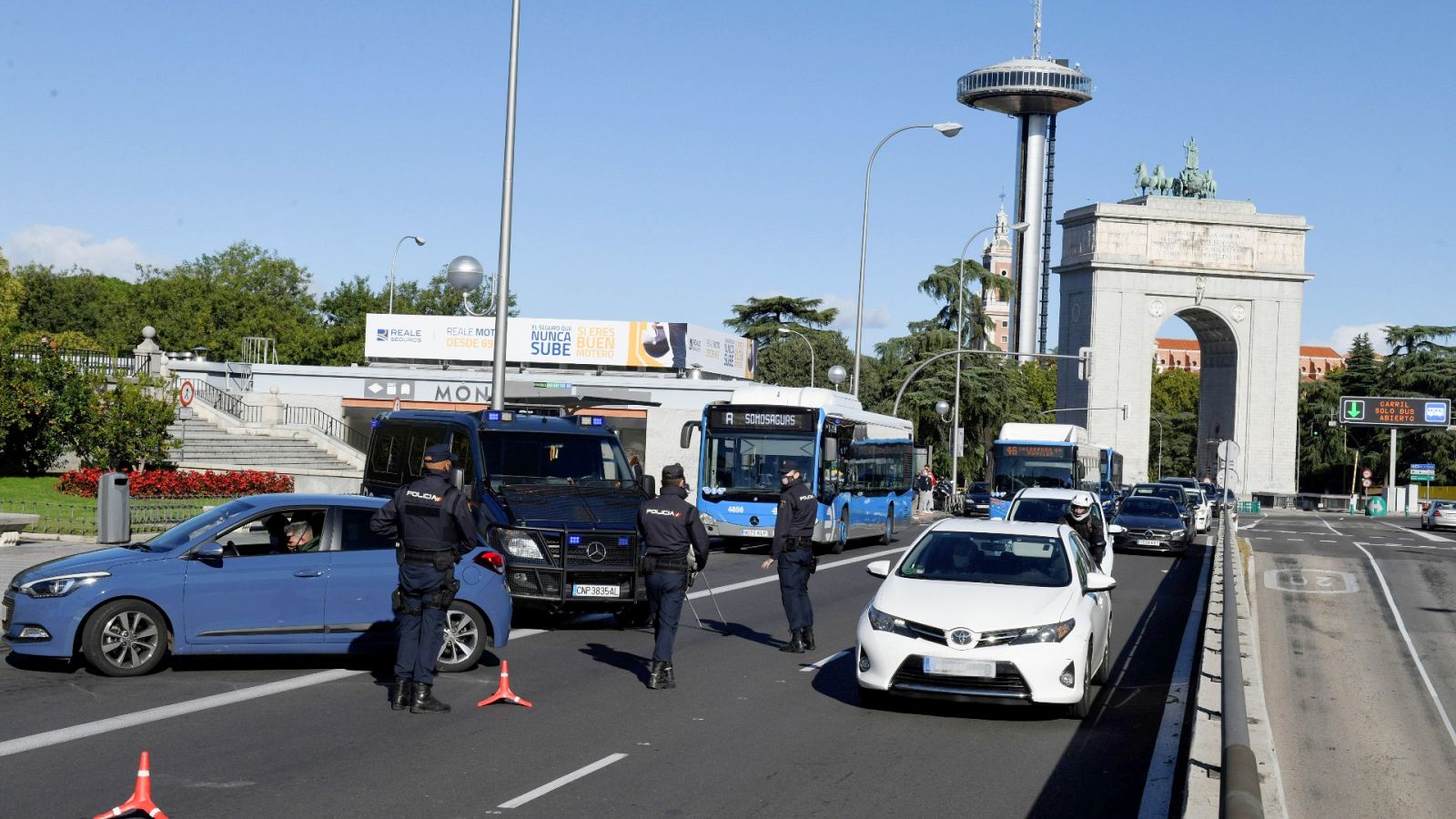 Policías montan un control en el distrito madrileño de Moncloa