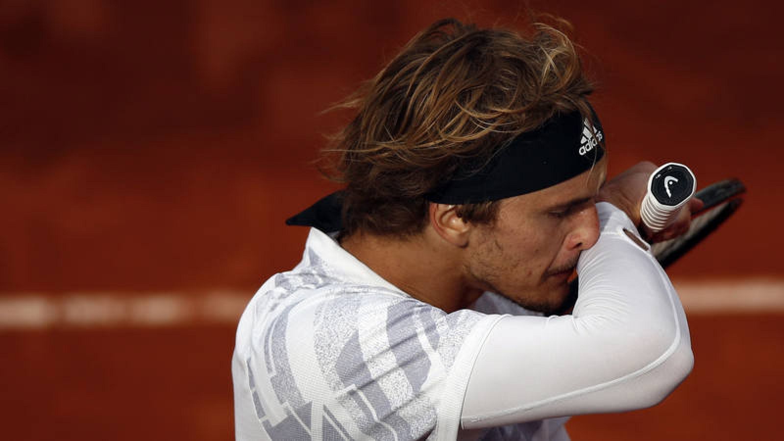 Alexander Zverev se lleva el brazo a la cara 