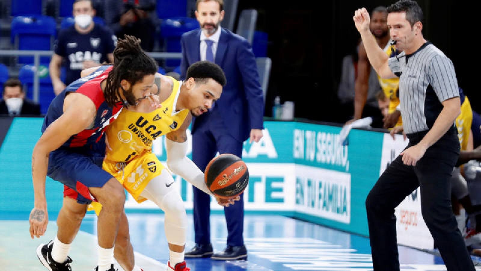 El base del Baskonia Pierriá Henry (i) presiona al escolta del UCAM Murcia Jordan Davis
