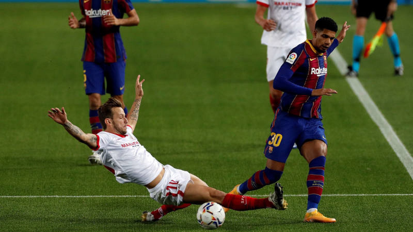 Rakitic (i) hace una entrada a Ronald Araújo 