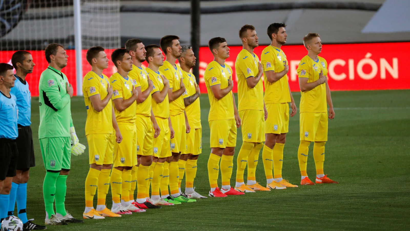 Imagen de los jugadores de la selección de Ucrania escuchando el himno nacional momentos antes del comienzo del partido de Liga de Naciones ante España.