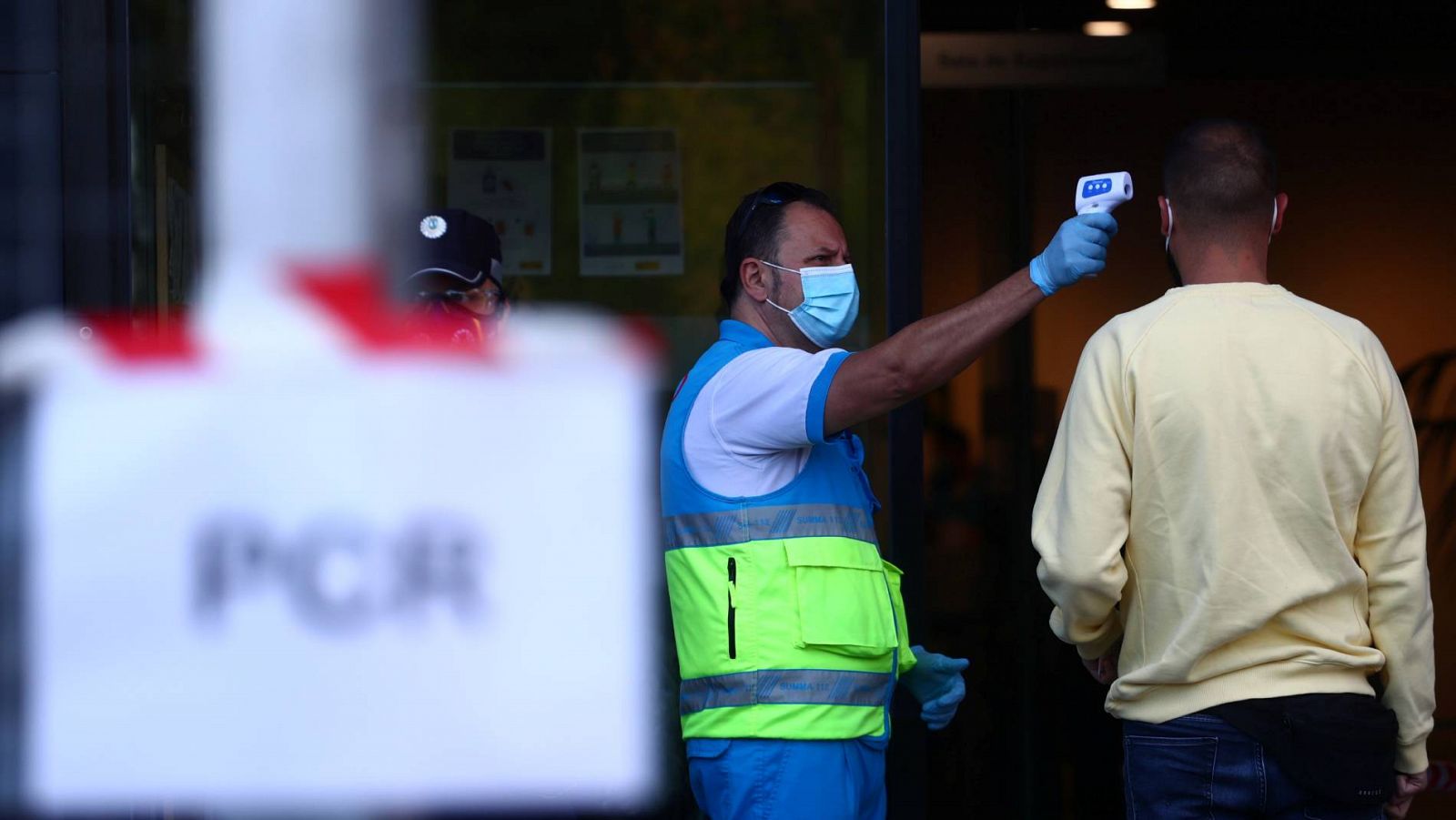 Control de temperatura contra el coronvirus antes de una prueba PCR en el barrio madrileño de Puente de Vallecas