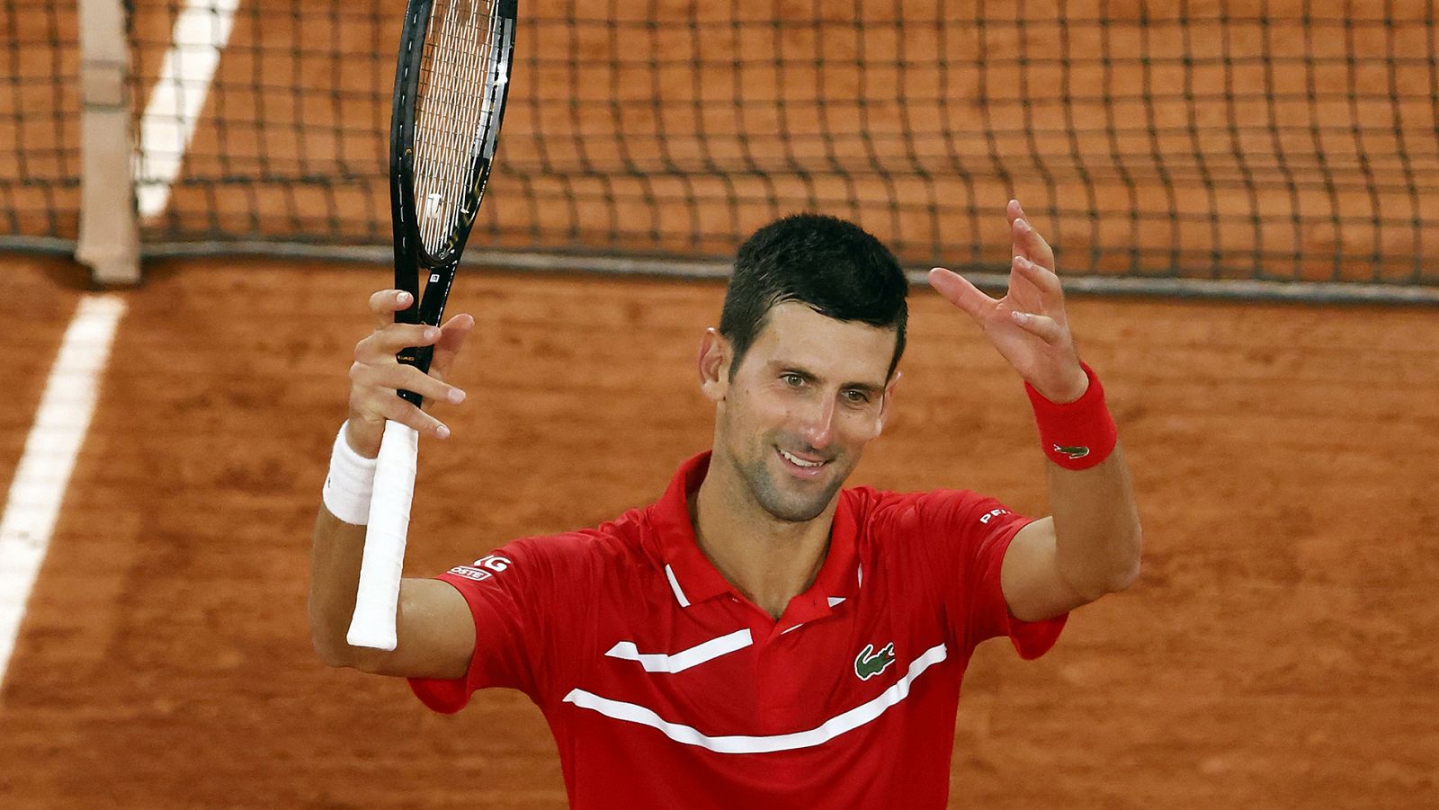 El serbio Novak Djokovic celebra su victoria sobre Khachanov.