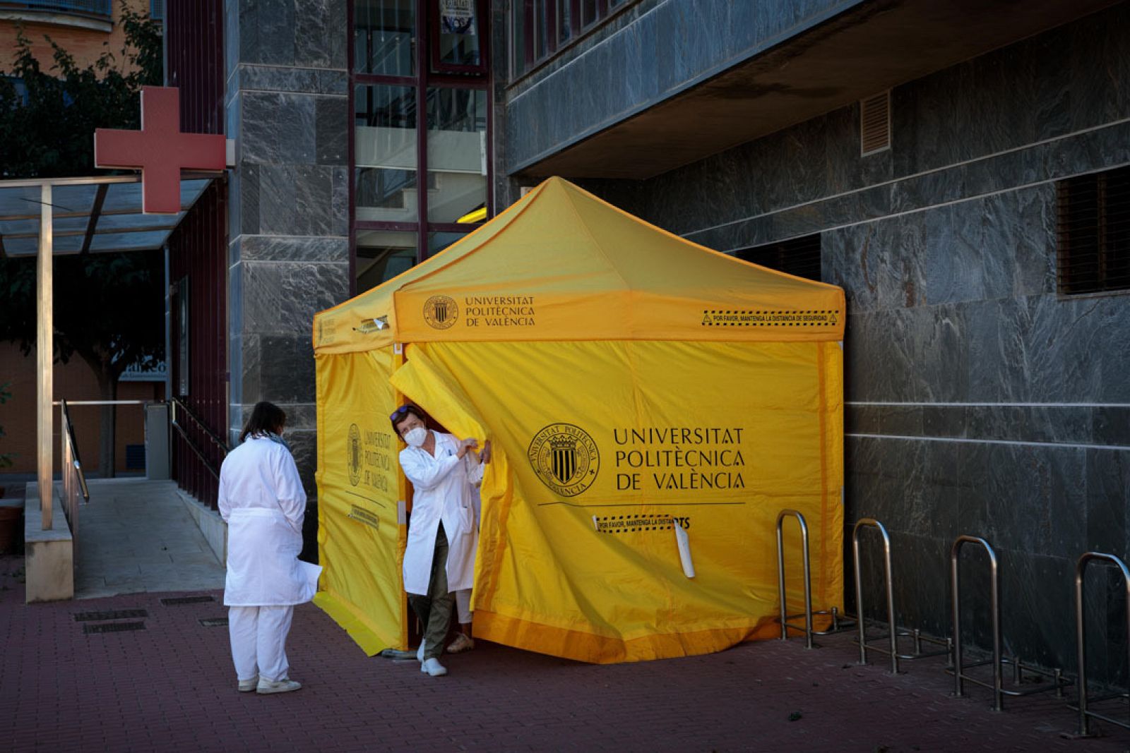 Carpa donde se practican test a estudiantes en la Universidad Politécnica de Valencia