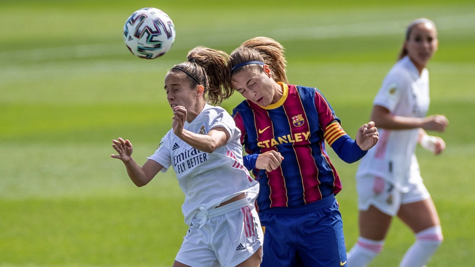 La centrocampista del FC Barcelona Alexia (d), y la centrocampista del Real Madrid Maite Oroz (i)