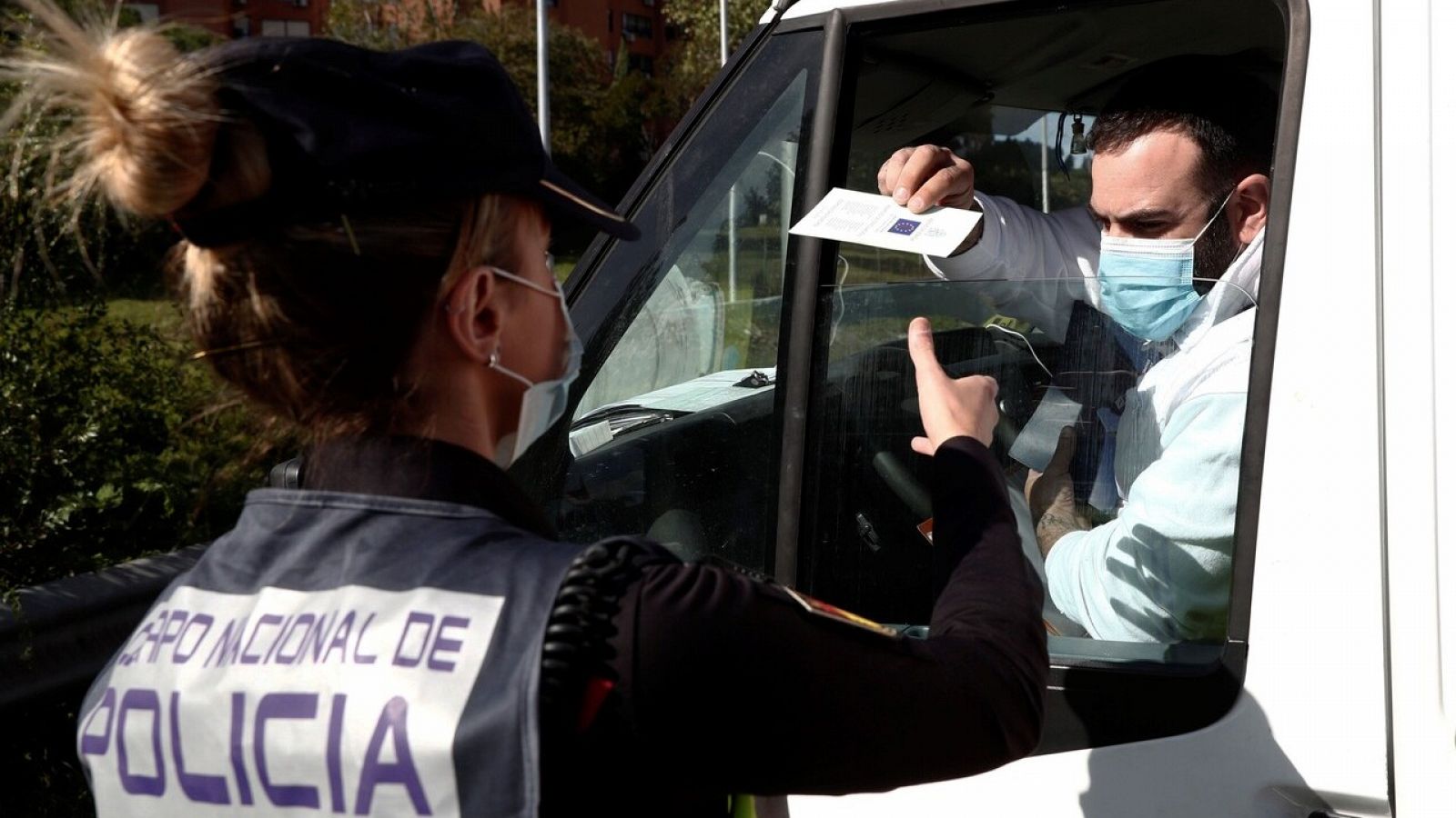 Control policial en el acceso a capital este pasado lunes, primer día laborable de las nuevas restricciones establecidas en Madrid capital y otros nueve municipios para frenar la expansión del coronavirus. EFE/Mariscal