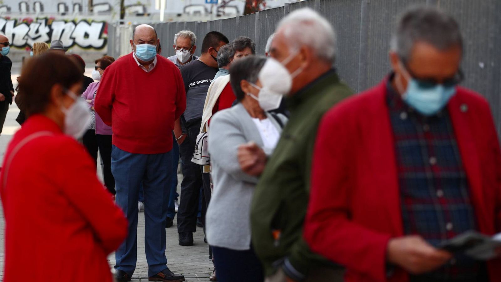 Vecinos de Puente de Vallecas hacen cola para someterse a test de antígenos para detectar coronavirus
