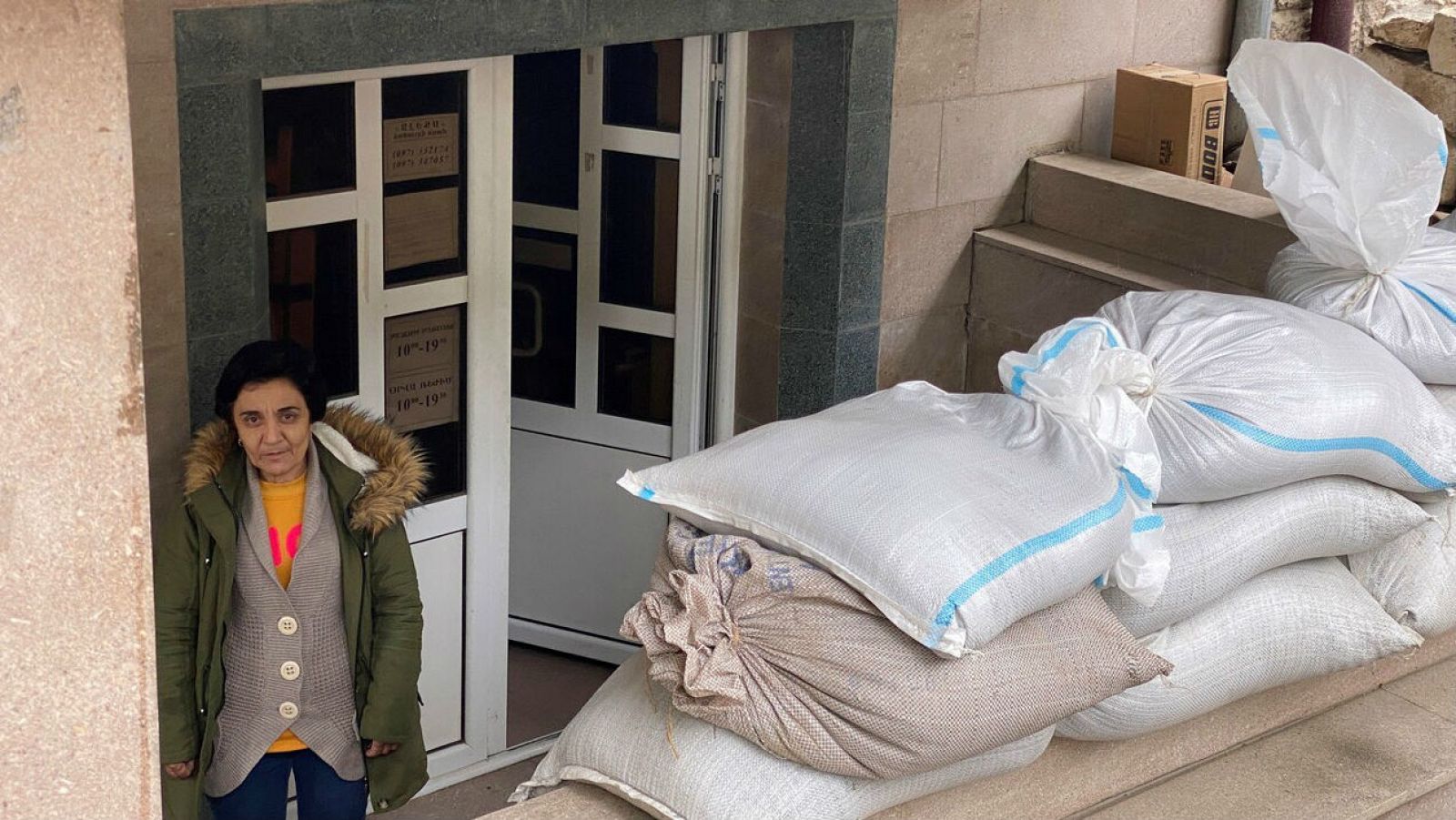Una mujer en un refugio antibombardeo. 