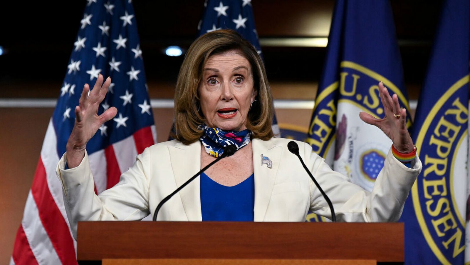 La presidenta de la Cámara de Representantes de Estados Unidos, Nancy Pelosi, participa en una conferencia de prensa en el Capitolio de Estados Unidos en Washington, Estados Unidos. 
