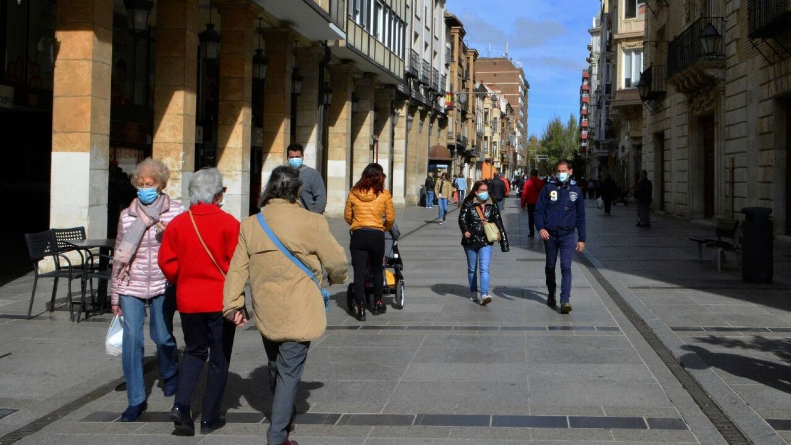 Vista de la calle Mayor de Palencia. La ciudad tiene desde hoy restricciones de movilidad perimetral, las mismas medidas que las que ya se aplican en Madrid, y durante al menos 14 días. EFE/ Almudena Alvarez